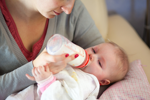 Per il neonato fa male bere il latte artificiale?
